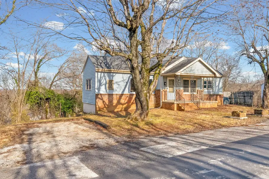 1304 E 7th St, Hopkinsville, KY 42240 - #2