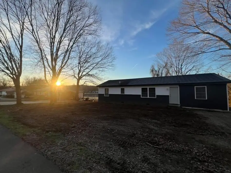 1106 E Railroad St, Waverly, TN 37185 - #3