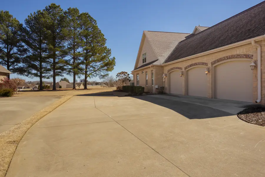 258 Plantation Springs Dr, Florence, AL 35630 - #3