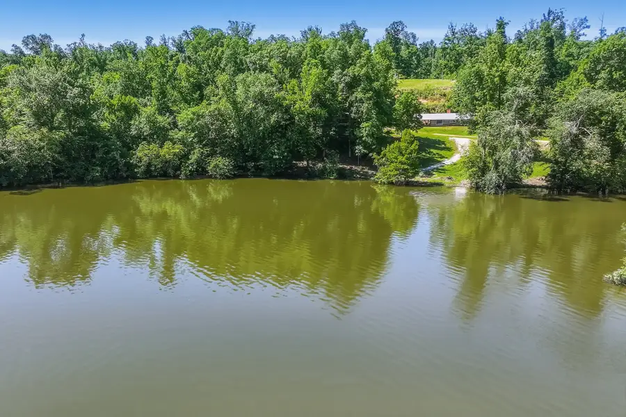 508 Lakeside Dr, Linden, TN 37096 - #2