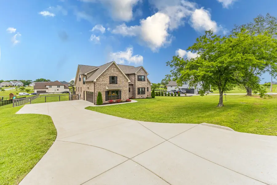 746 N Russell St, Portland, TN 37148 - #2