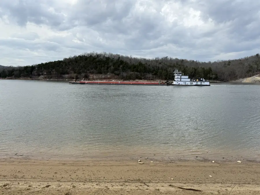 706 River Front Dr S, Clifton, TN 38425 - #2