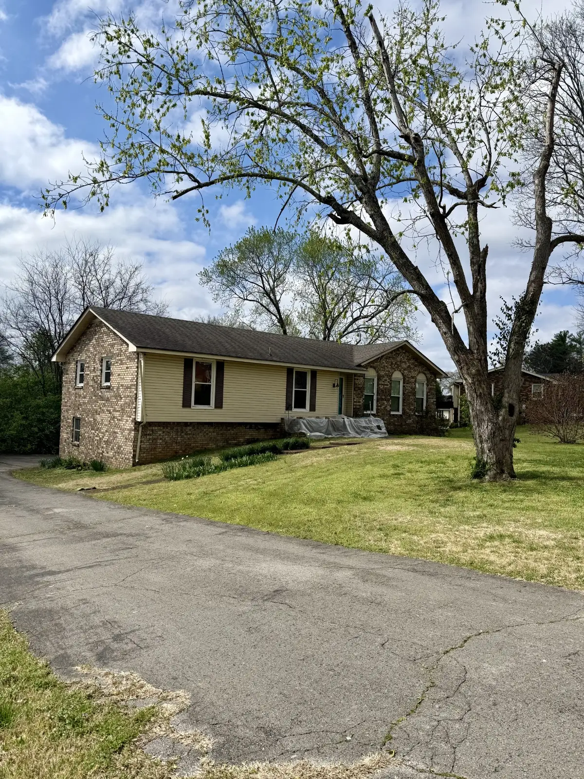 1025 Woodmont Dr, Gallatin, TN 37066 - #1