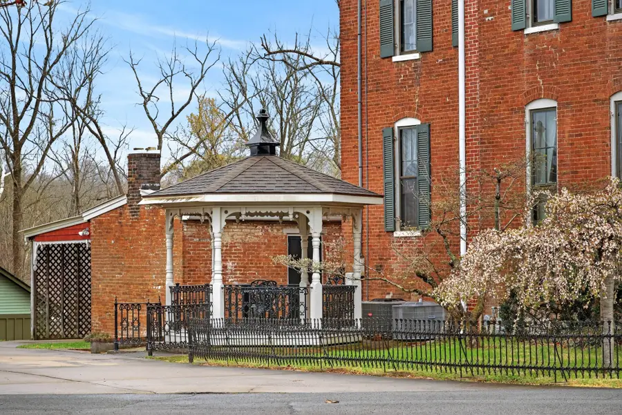 300 N Main St, Springfield, TN 37172 - #2