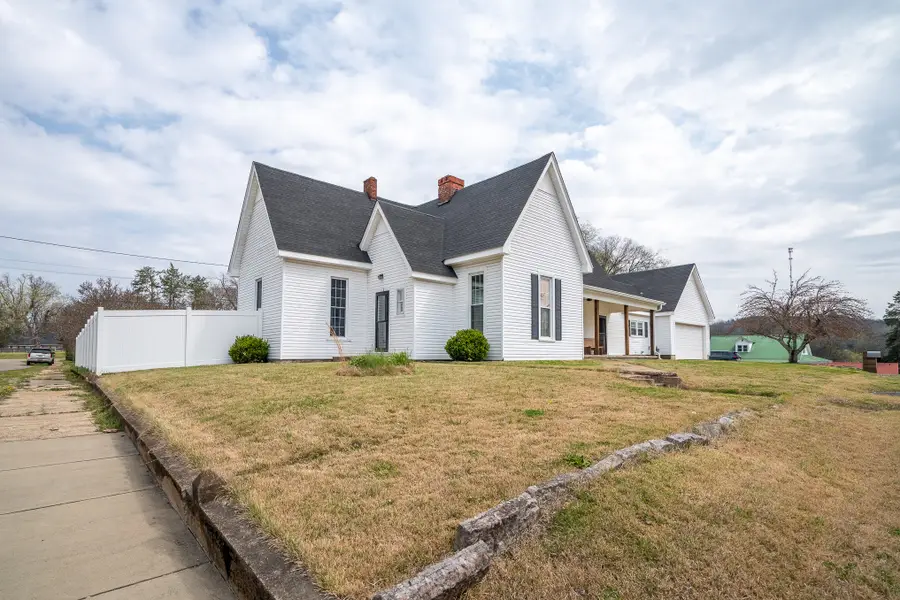 112 N High St, Waynesboro, TN 38485 - #2