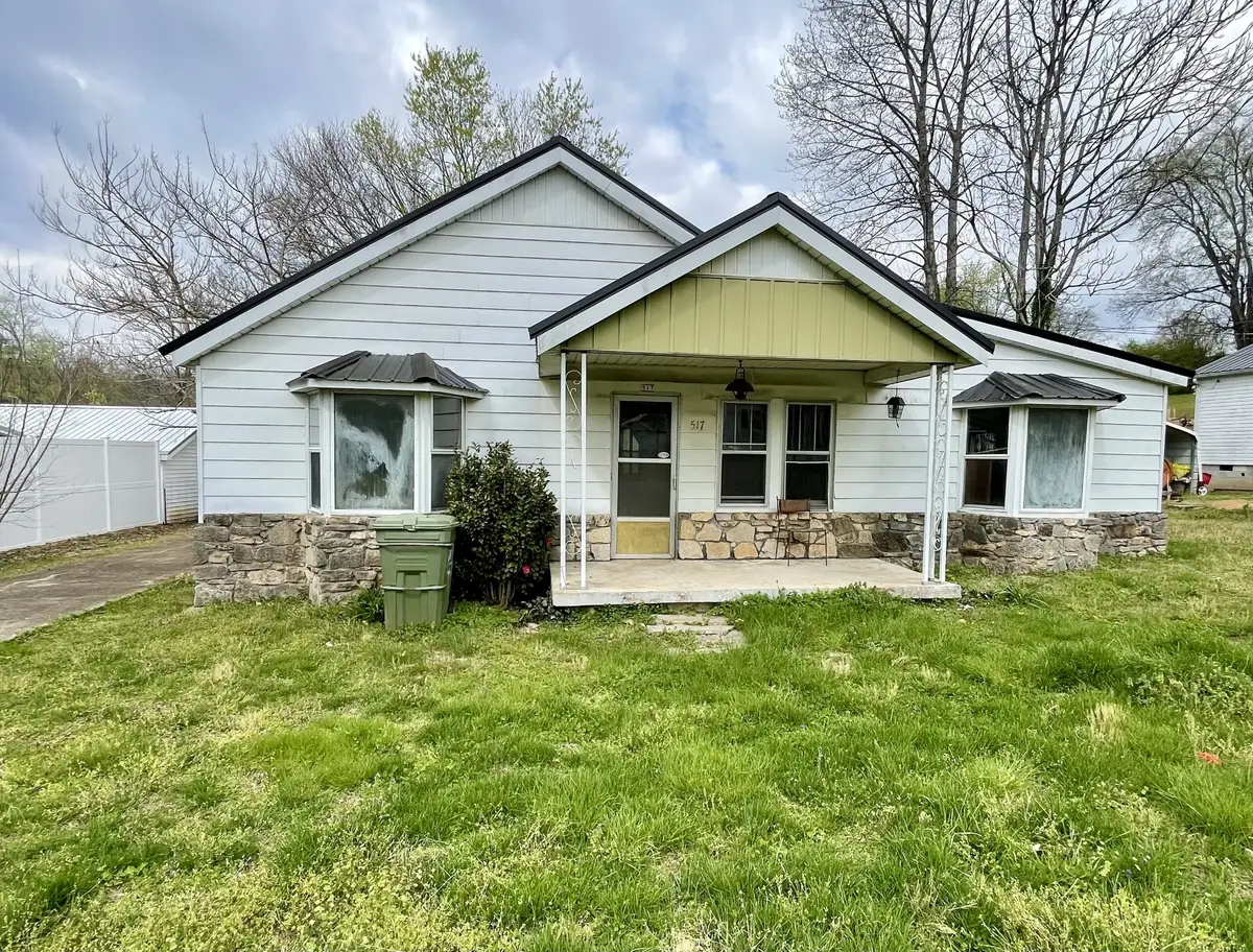 517 Hayes Ave, Lawrenceburg, TN 38464 - #1