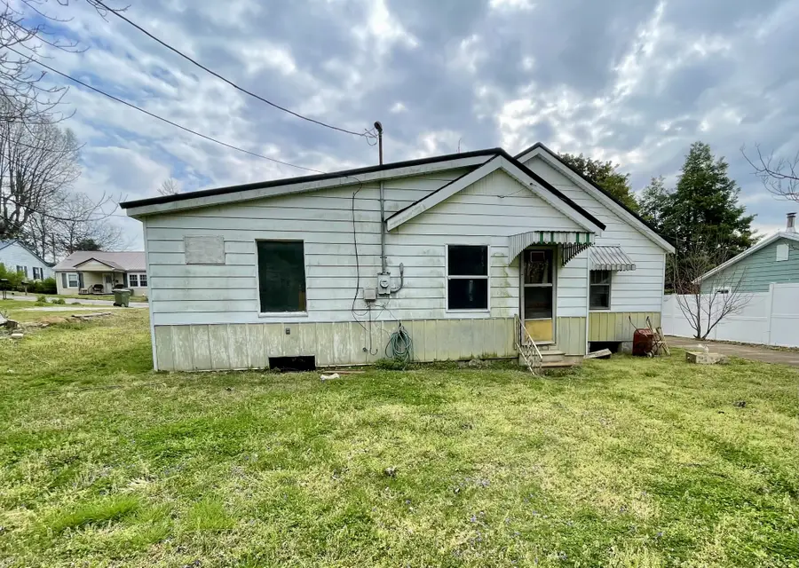 517 Hayes Ave, Lawrenceburg, TN 38464 - #2