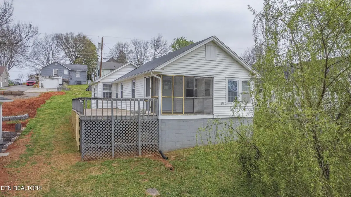 1009 E 1st Ave, Lenoir City, TN 37771 - #1