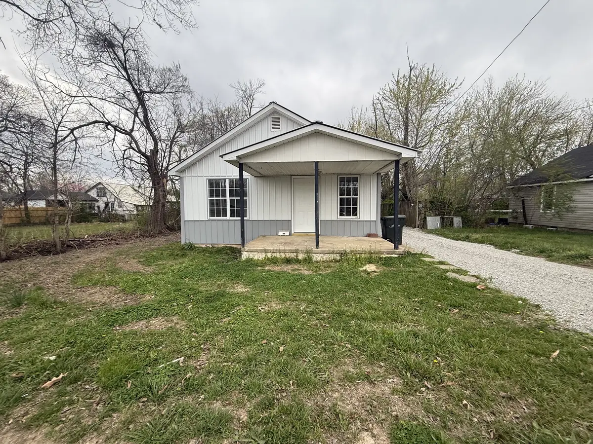 209 W 3rd Ave, Hohenwald, TN 38462 - #1