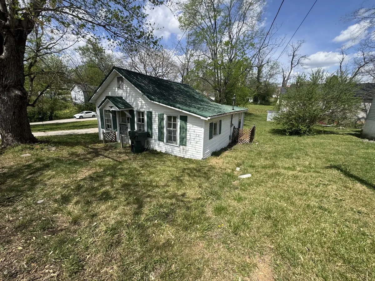 501 W Chestnut St, Dickson, TN 37055 - #1