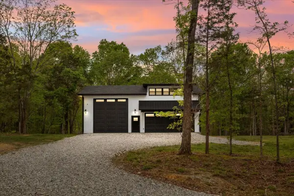 555 Parrish Ln, Mc Ewen, TN 37101