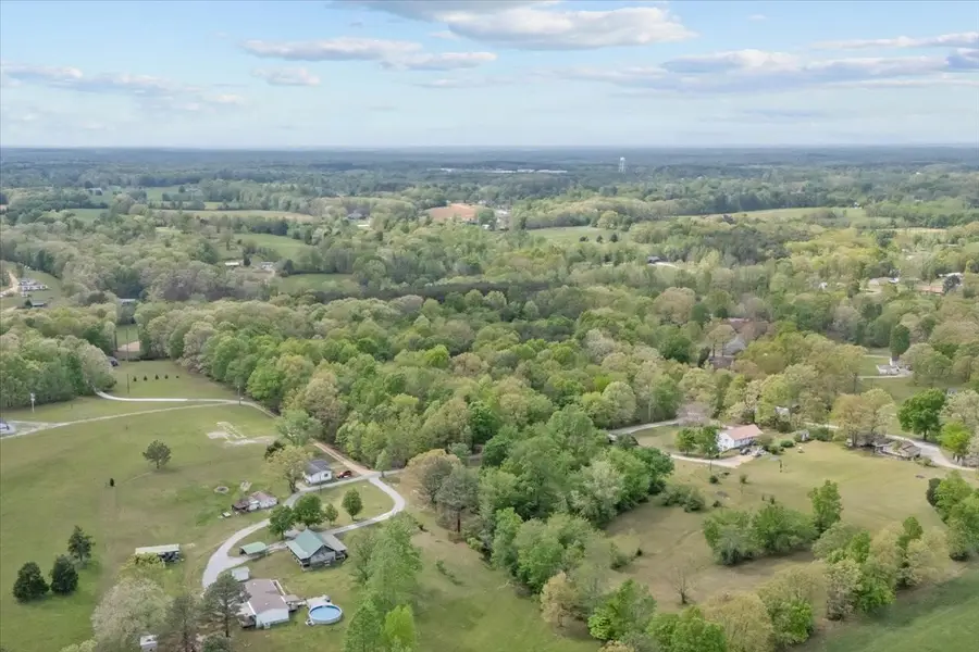 555 Parrish Ln, Mc Ewen, TN 37101 - #2