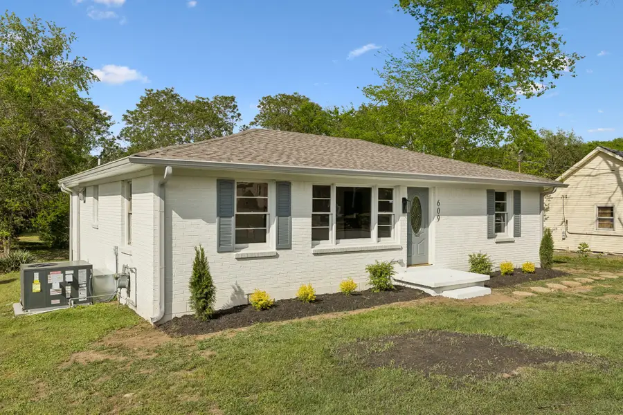 609 E 11th St, Columbia, TN 38401 - #2