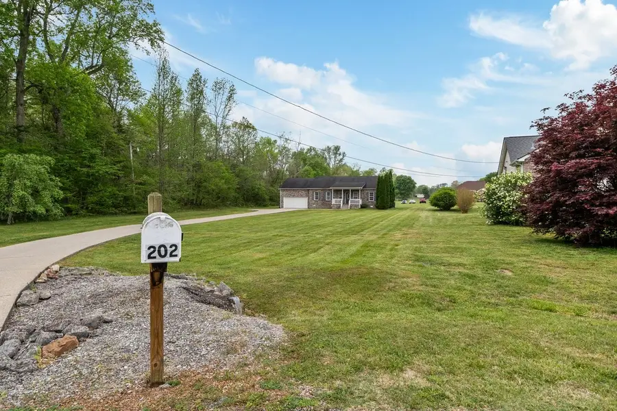 202 Parkside Ln, Burns, TN 37029 - #2