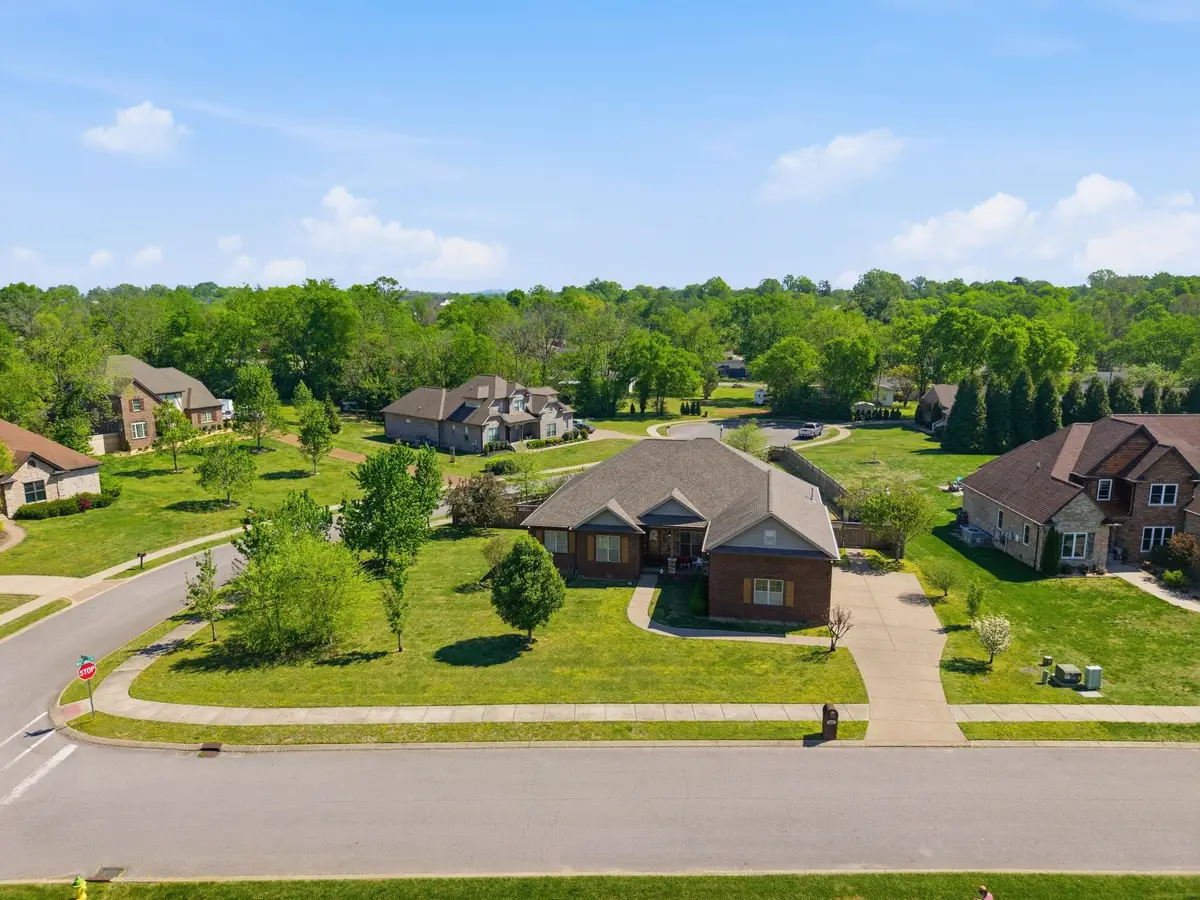 605 Concord Dr, Gallatin, TN 37066 - #1