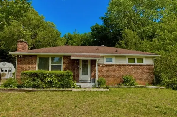 819 Country Club Dr, Clarksville, TN 37043