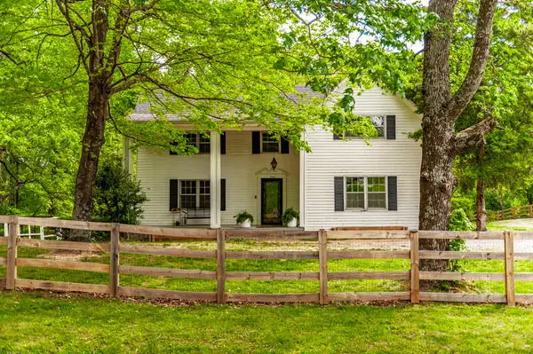 3240 Knob Creek Rd, Columbia, TN 38401