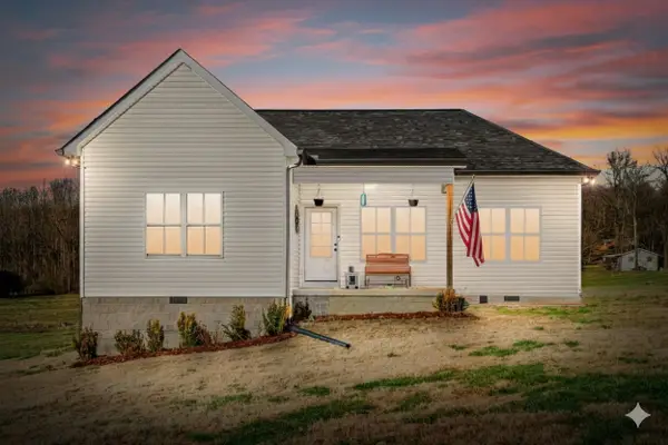 1211 N Charlotte St, Dickson, TN 37055