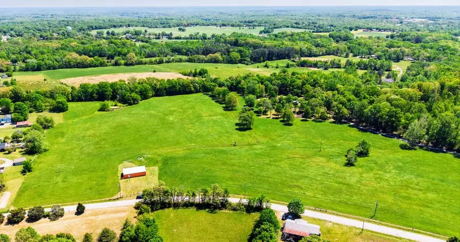 848 Moore Hollow Rd, Tennessee Ridge, TN 37178 - #2