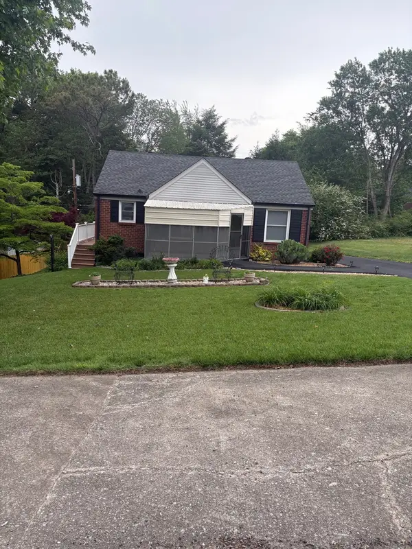 1735 Merritt Dr, Clarksville, TN 37043