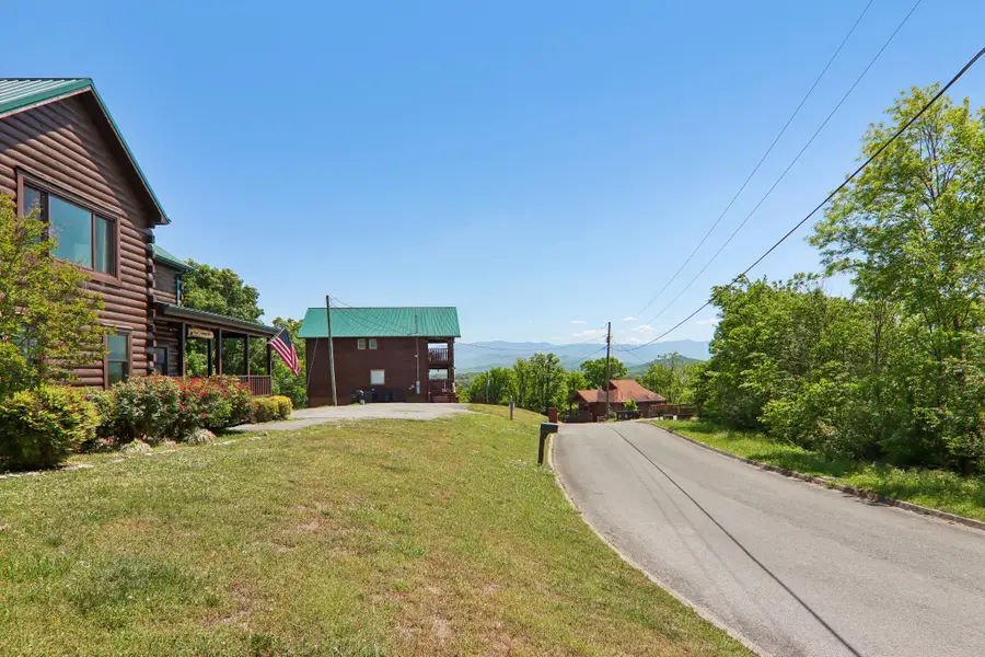 2043 Oakmont Dr, Sevierville, TN 37876 - #2