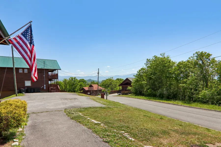 2043 Oakmont Dr, Sevierville, TN 37876 - #3