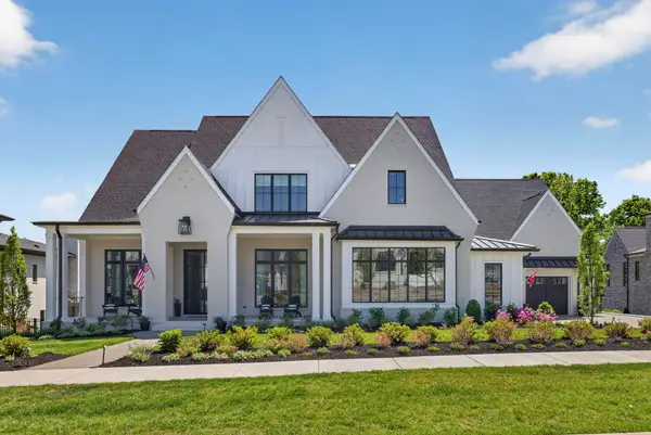 8860 Edgecomb Dr, College Grove, TN 37046