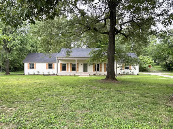 104 W Longview Dr, Portland, TN 37148