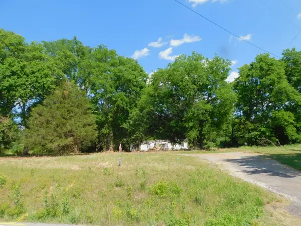 887 Douglas Ln, Gallatin, TN 37066