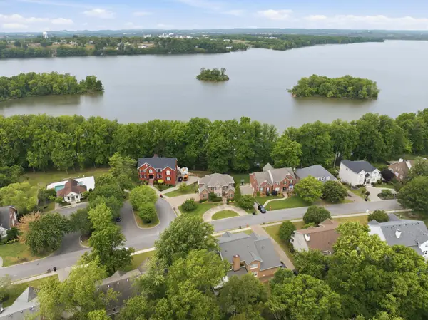 100 Lakecrest Cir, Hendersonville, TN 37075