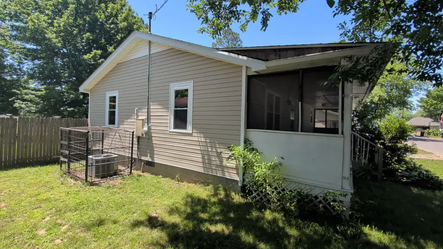 1305 Jones St, Dyersburg, TN 38024 - #2