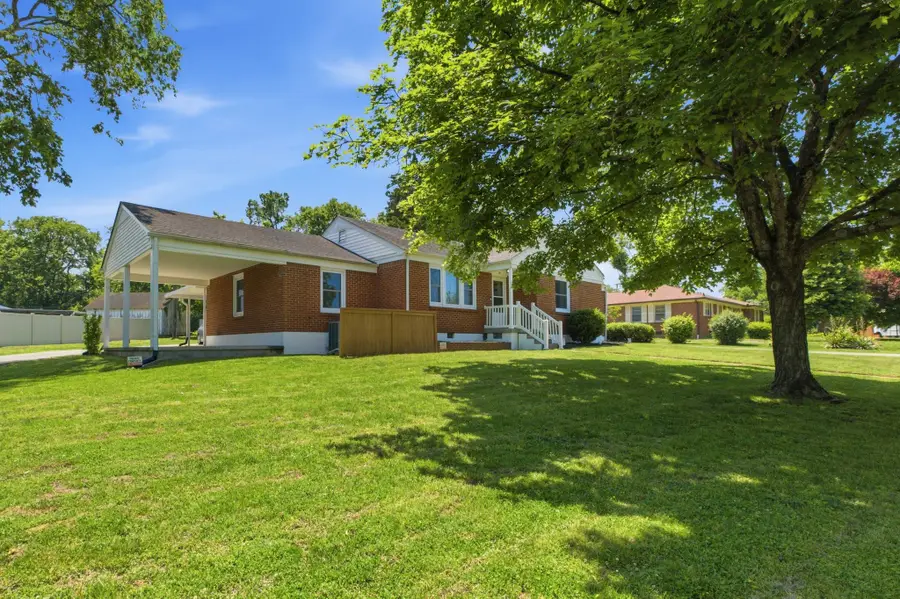 201 W Hillcrest Dr, Gallatin, TN 37066 - #2