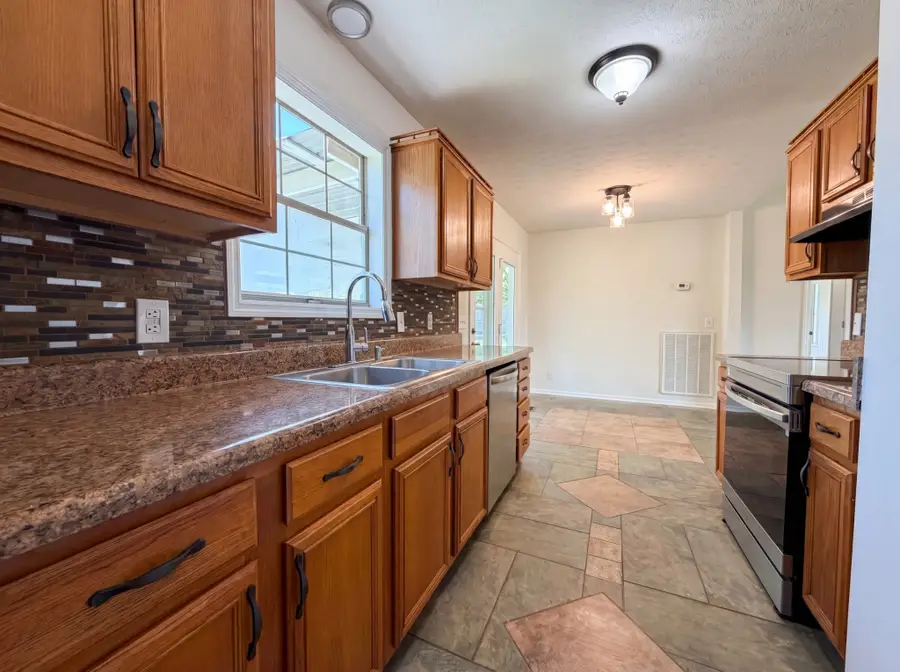 1037 Shadowbrook Dr, Greenbrier, TN 37073 - #2