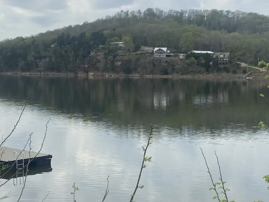 715 River Front Dr, Clifton, TN 38425 - #2