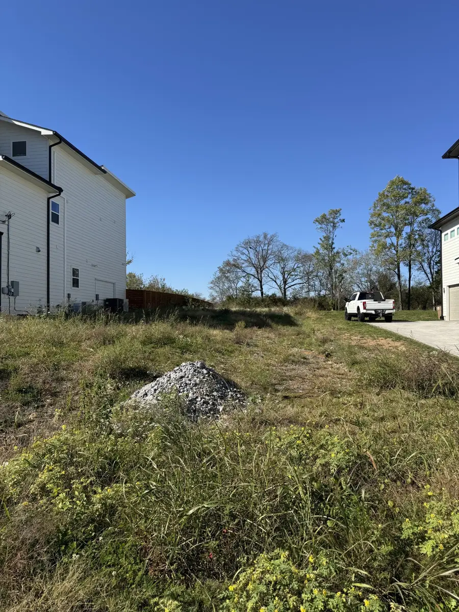 1527 E Stewarts Ln, Nashville, TN 37218 - #2