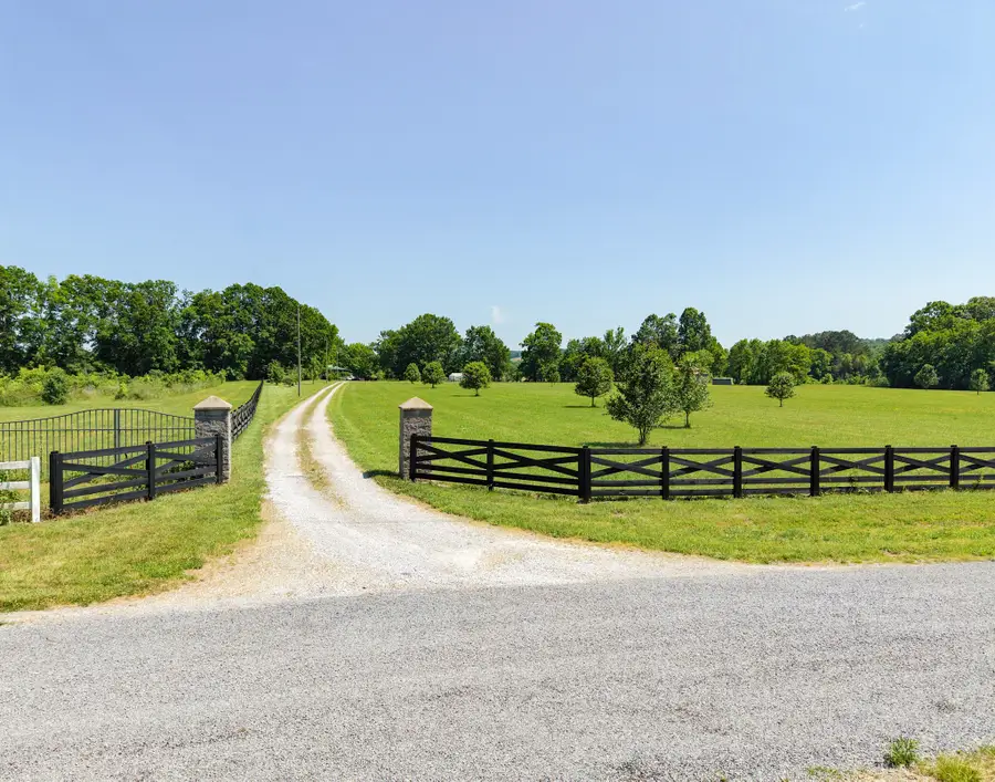1050 Sunrise Cir, Ashland City, TN 37015 - #2