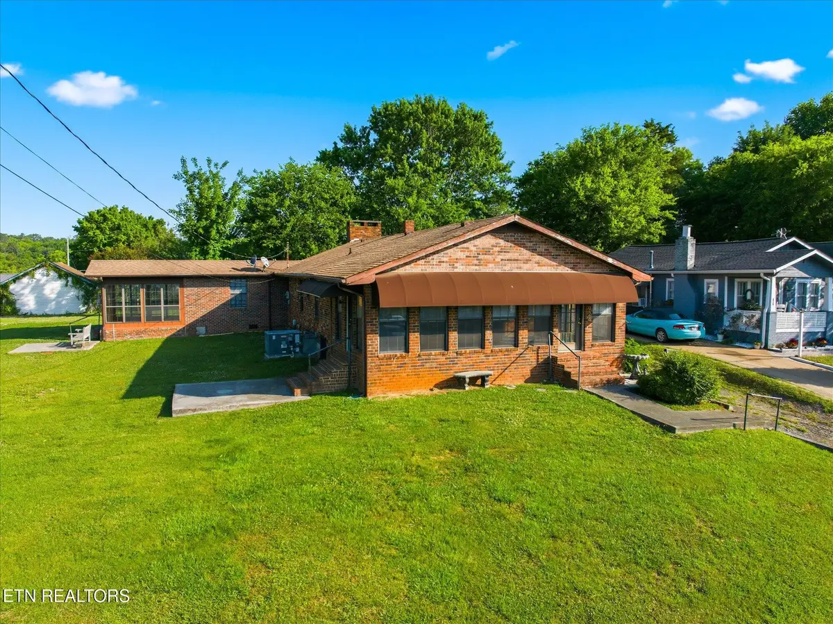 924 E Madison Ave, Athens, TN 37303 - #1