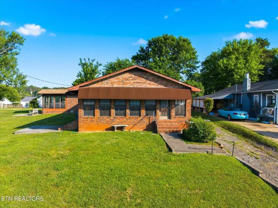 924 E Madison Ave, Athens, TN 37303 - #3