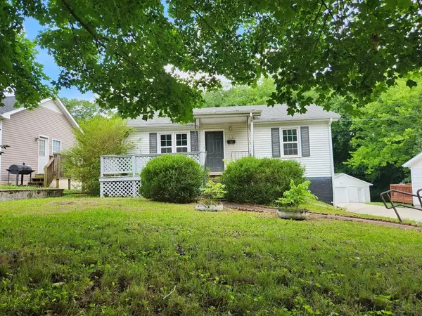 526 9th St, Clarksville, TN 37040