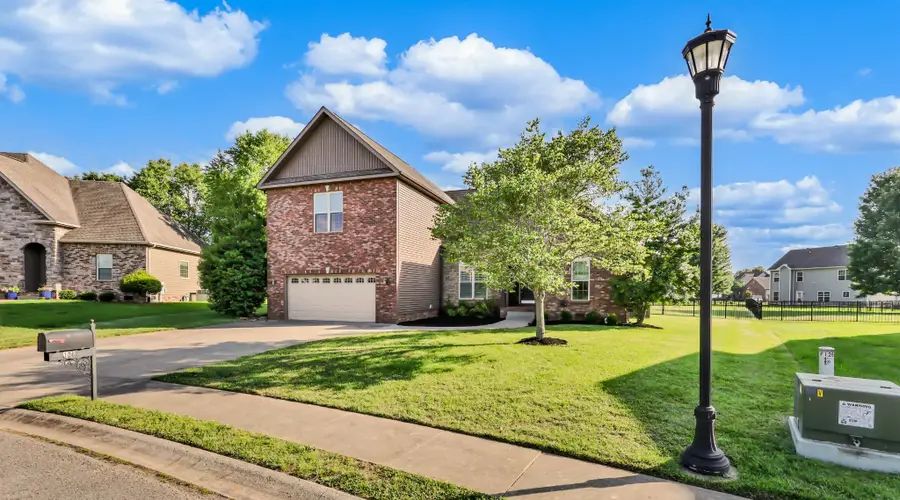 126 Parkland Cir, Clarksville, TN 37043 - #2