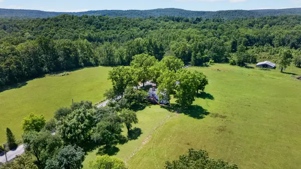 697 Bottom Rd, Palmer, TN 37365