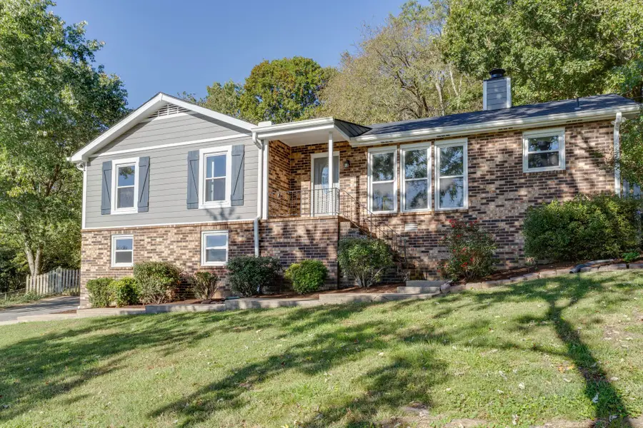 185 Honeysuckle Dr, Hendersonville, TN 37075 - #2