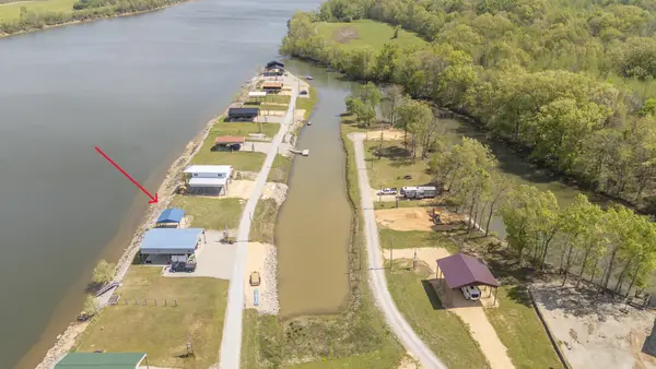 1089 River Front Dr, Clifton, TN 38425