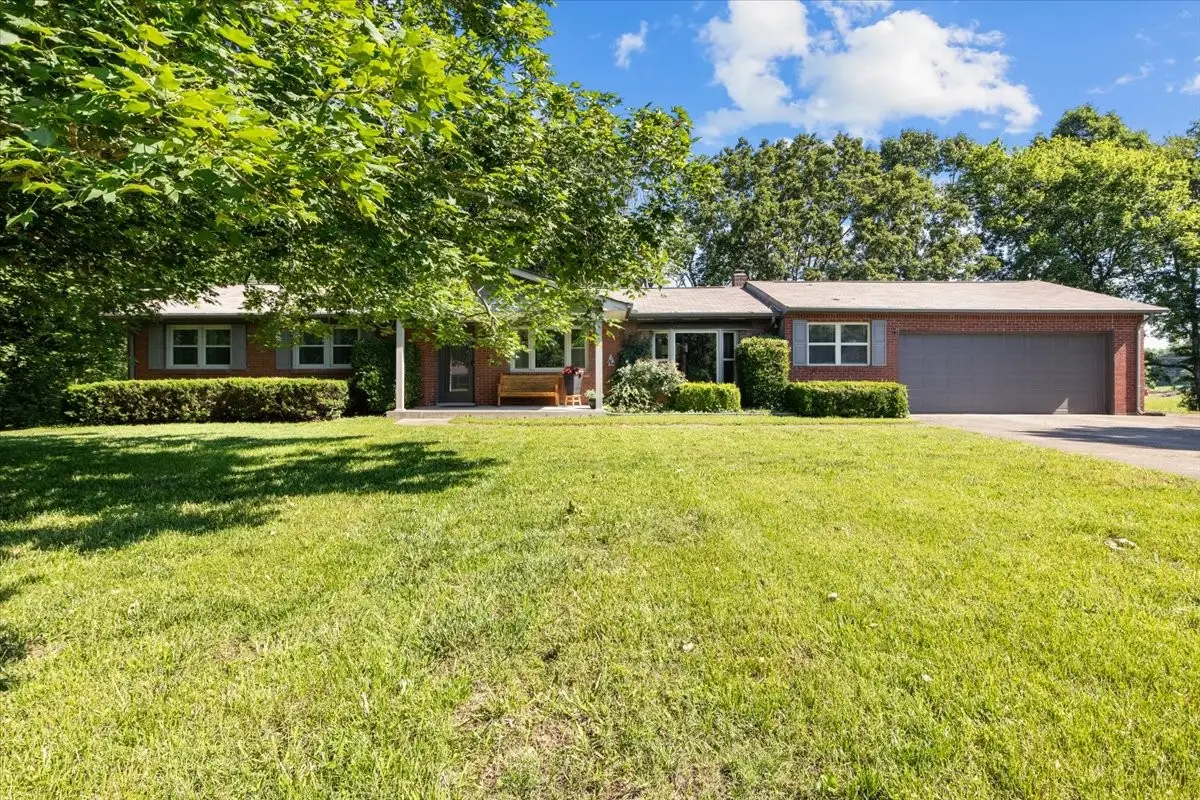 555 Lakeview Cir, Tennessee Ridge, TN 37178 - #1