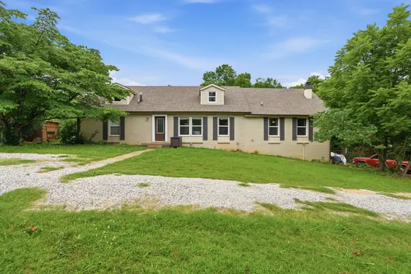305 Cainridge Dr, Clarksville, TN 37040