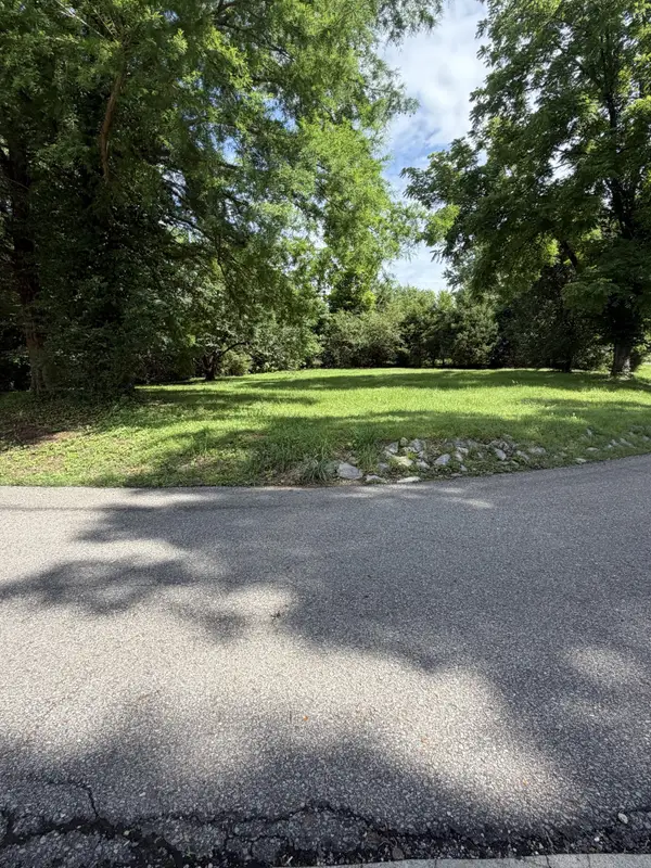 211 Lee Cir, Dover, TN 37058