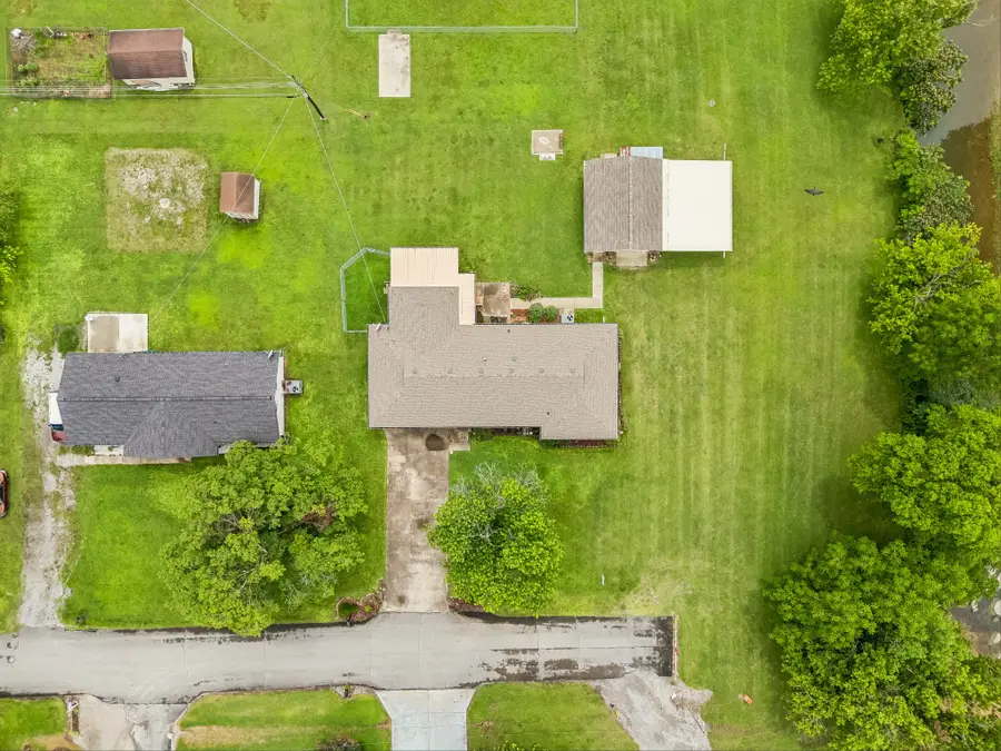 112 Sherwood Dr, Waverly, TN 37185 - #2
