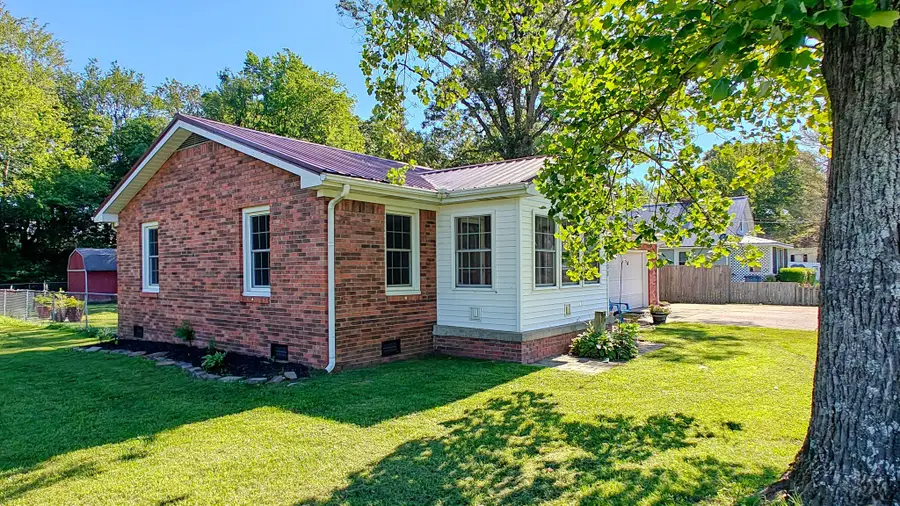 236 W Chestnut St, Puryear, TN 38251 - #3