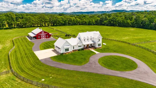 1151 Rogana Rd, Bethpage, TN 37022