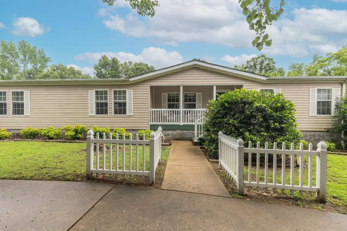 3895 Old Stewart Rd, Tennessee Ridge, TN 37178 - #1